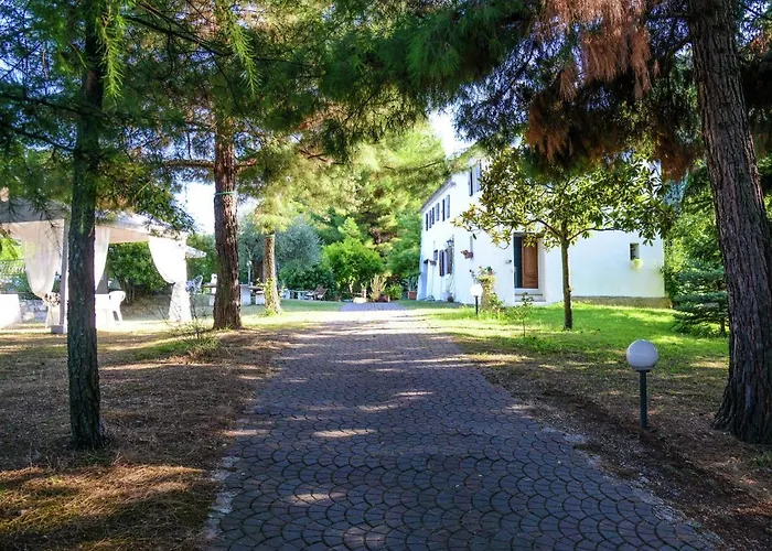 Дом отдыха Cottage In Montefiore Near Forest And Beach *